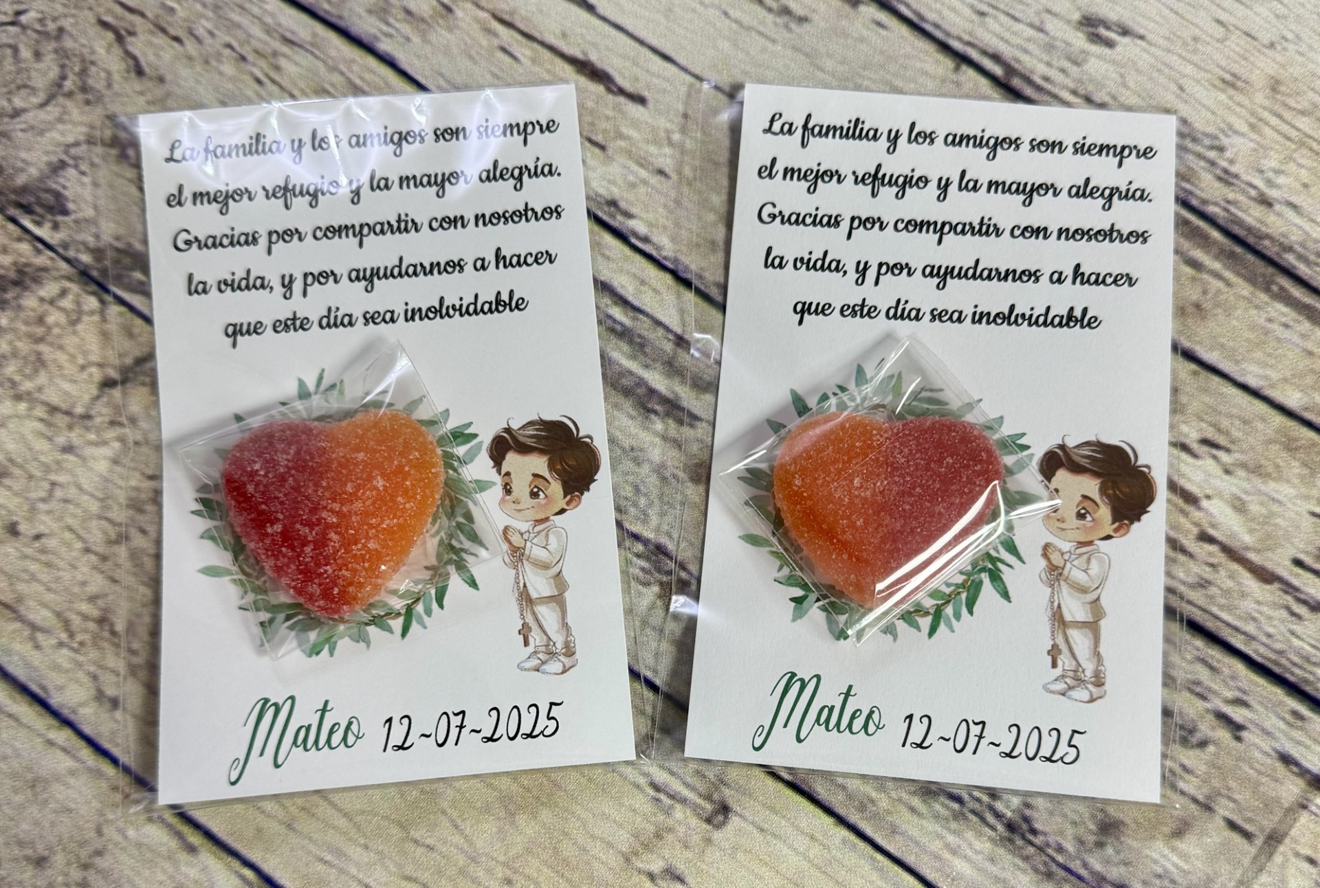 Tarjeta de agradecimiento con gominola corona olivo y niño comunión