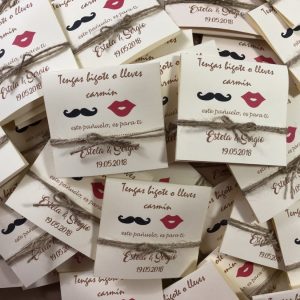 Lágrimas de felicidad moustache y beso