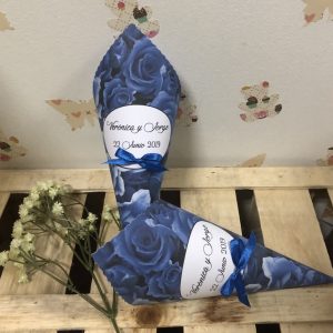 Cono boda fondo rosas azul eléctrico