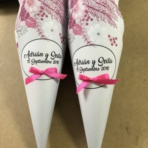 Cono boda fondo gris con flores rosas y blancas