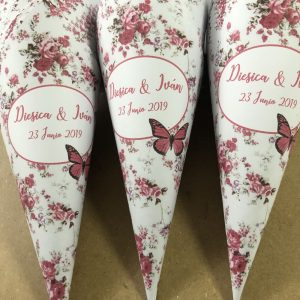 Cono boda flores rosa fucsia con mariposas (opcionales)