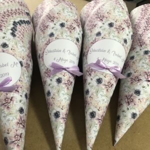 Cono boda flores pequeñas lilas