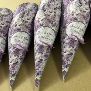 Cono boda fondo flores moradas