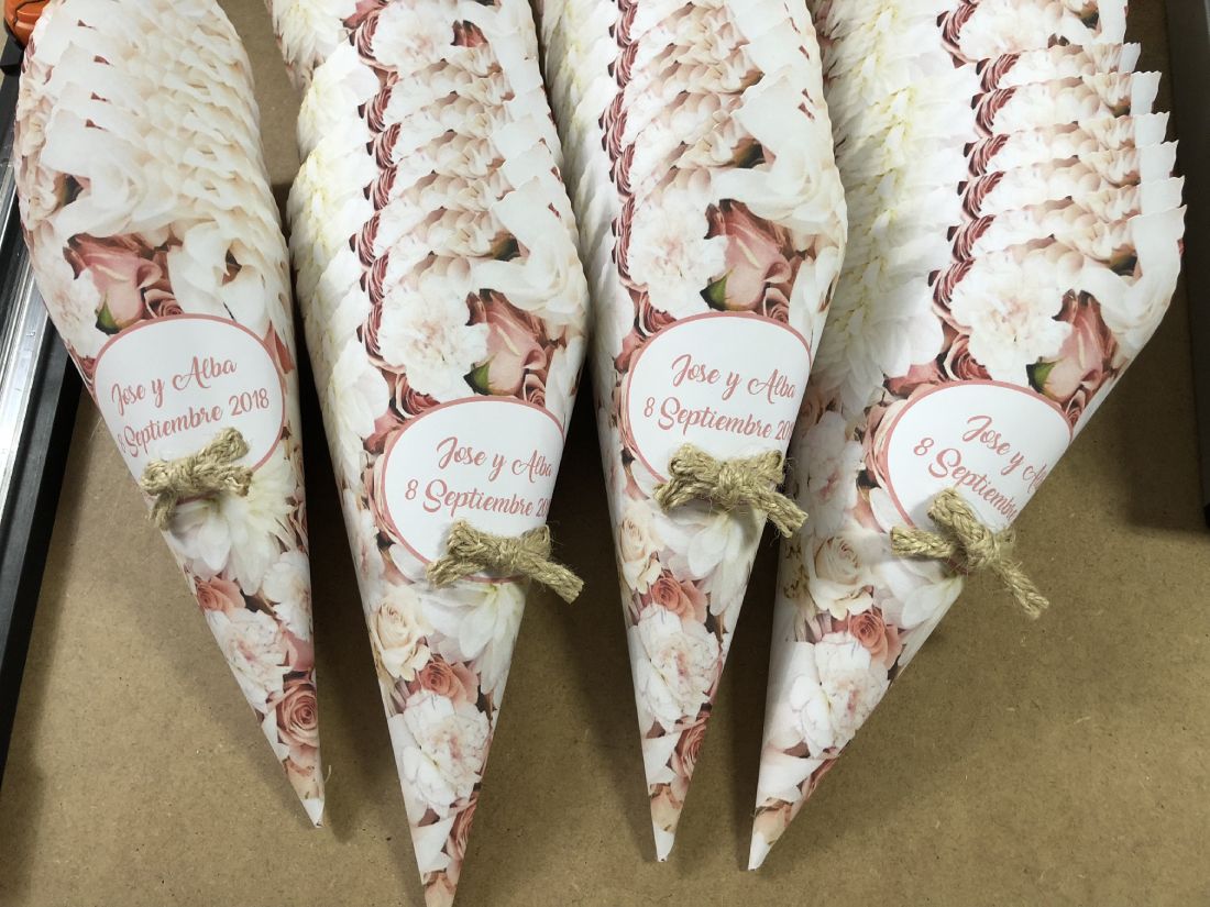 Cono boda flores naranjas