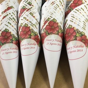 Cono boda flores rojas