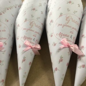 Cono boda flores rosas pequeñas