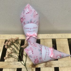 Cono boda fondo flores rosas