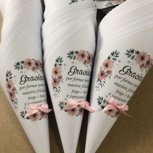Cono boda flores rosas