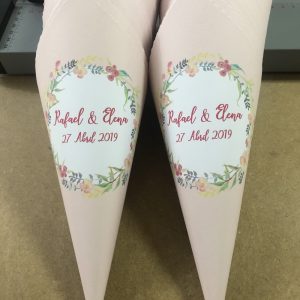 Cono boda fondo rosa con corona de flores