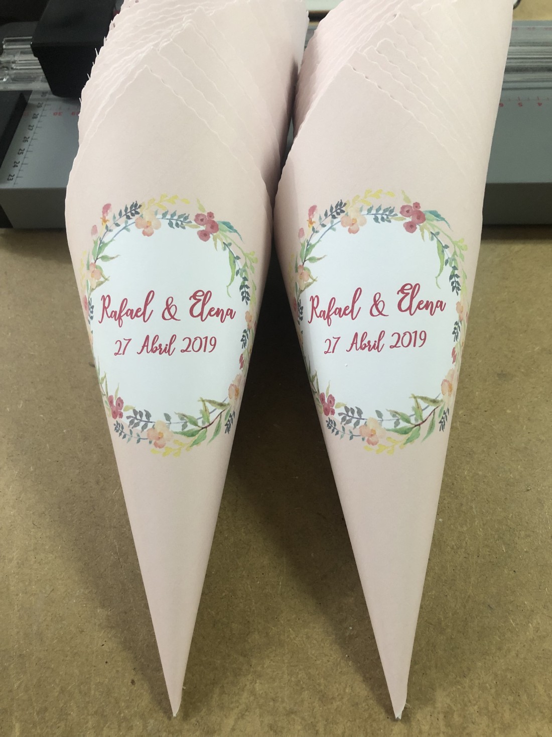 Cono boda fondo rosa con corona de flores