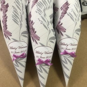 Cono boda fondo gris y lila