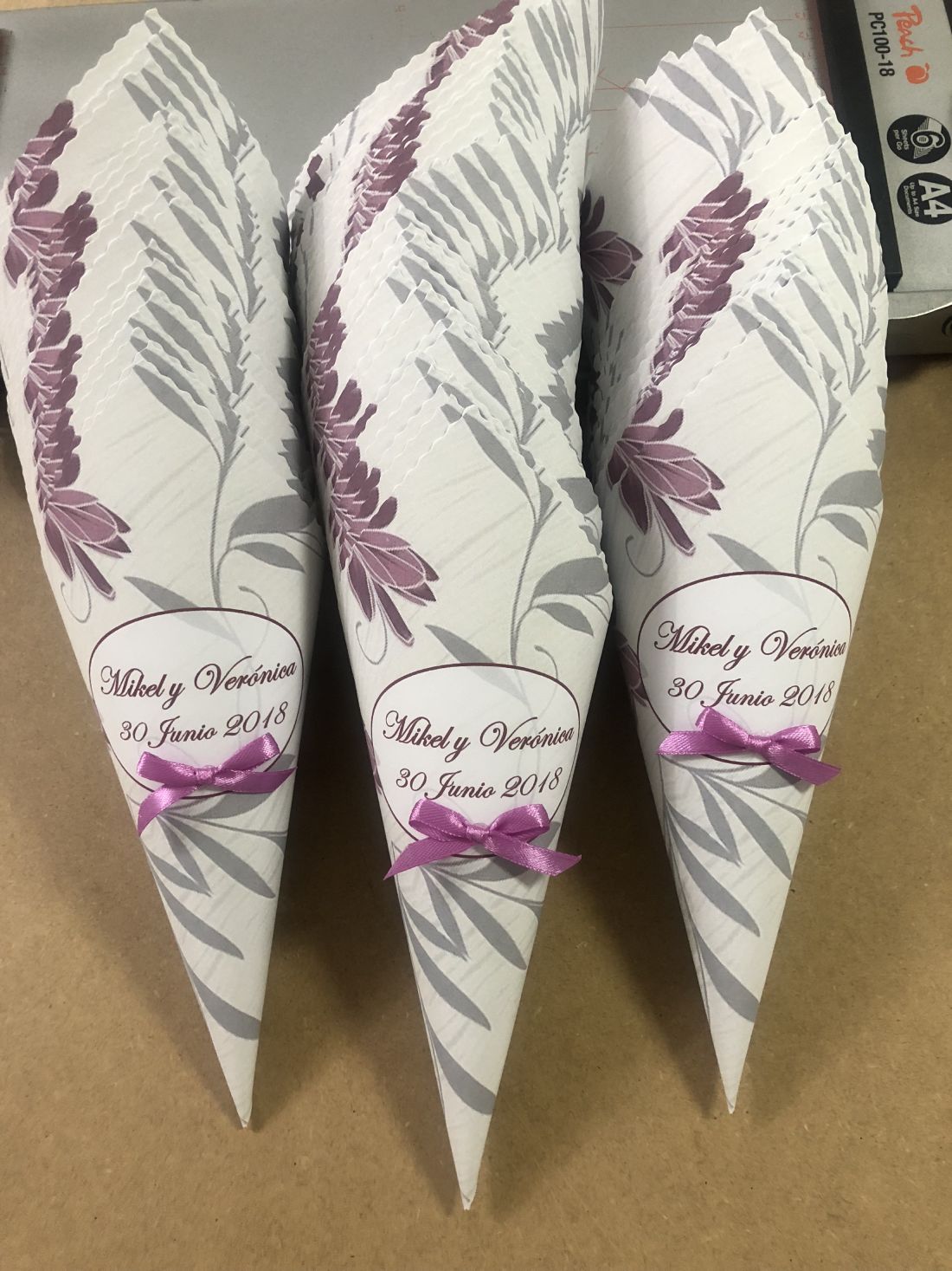 Cono boda fondo gris y lila