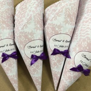 Cono boda fondo rosa y blanco