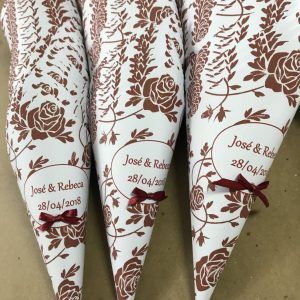 Cono boda rosas granates