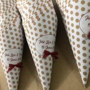 Cono boda fondo blanco con topos marrón