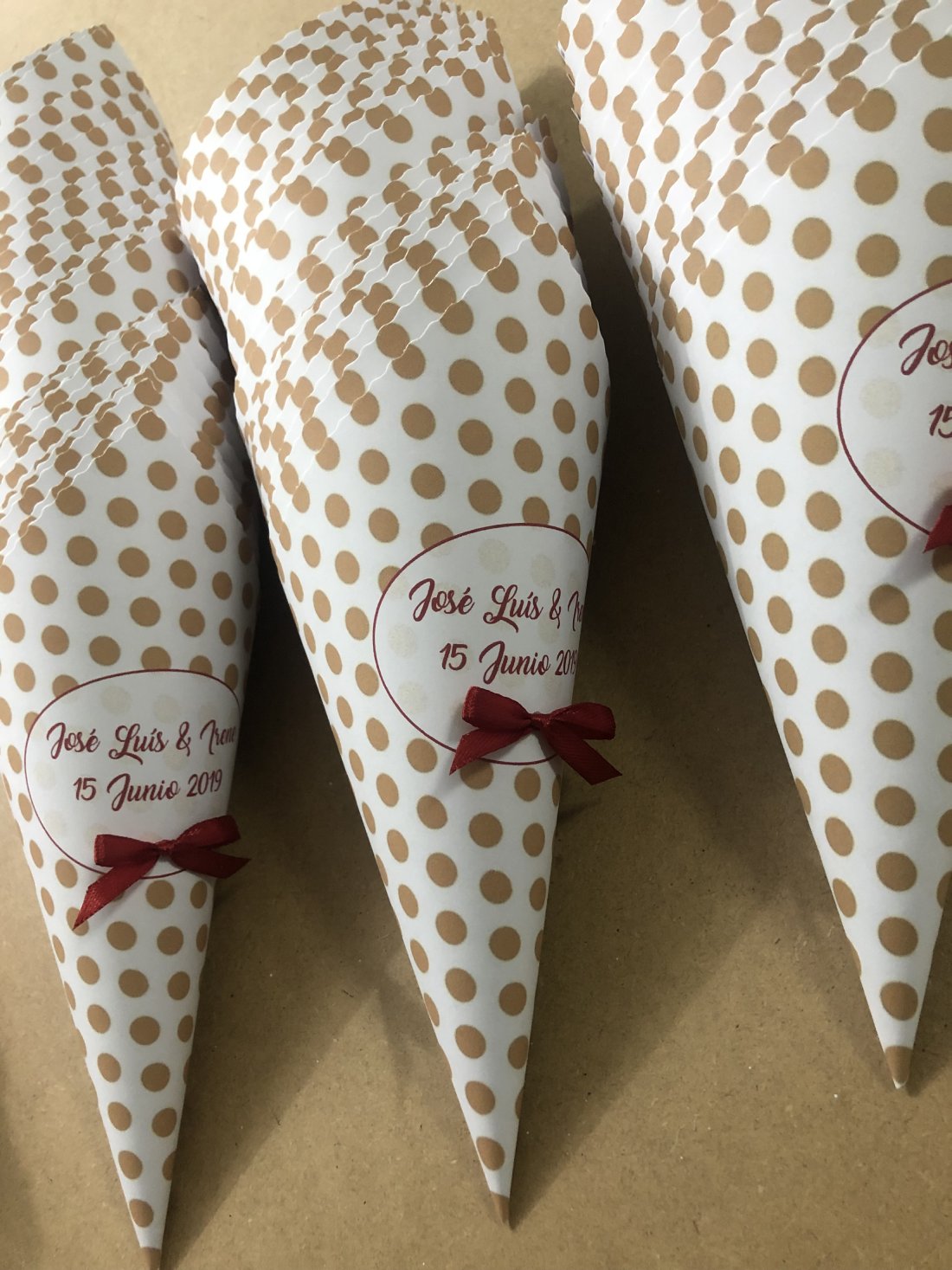 Cono boda fondo blanco con topos marrón