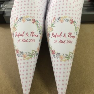 Cono boda topos rosas con corona de flores
