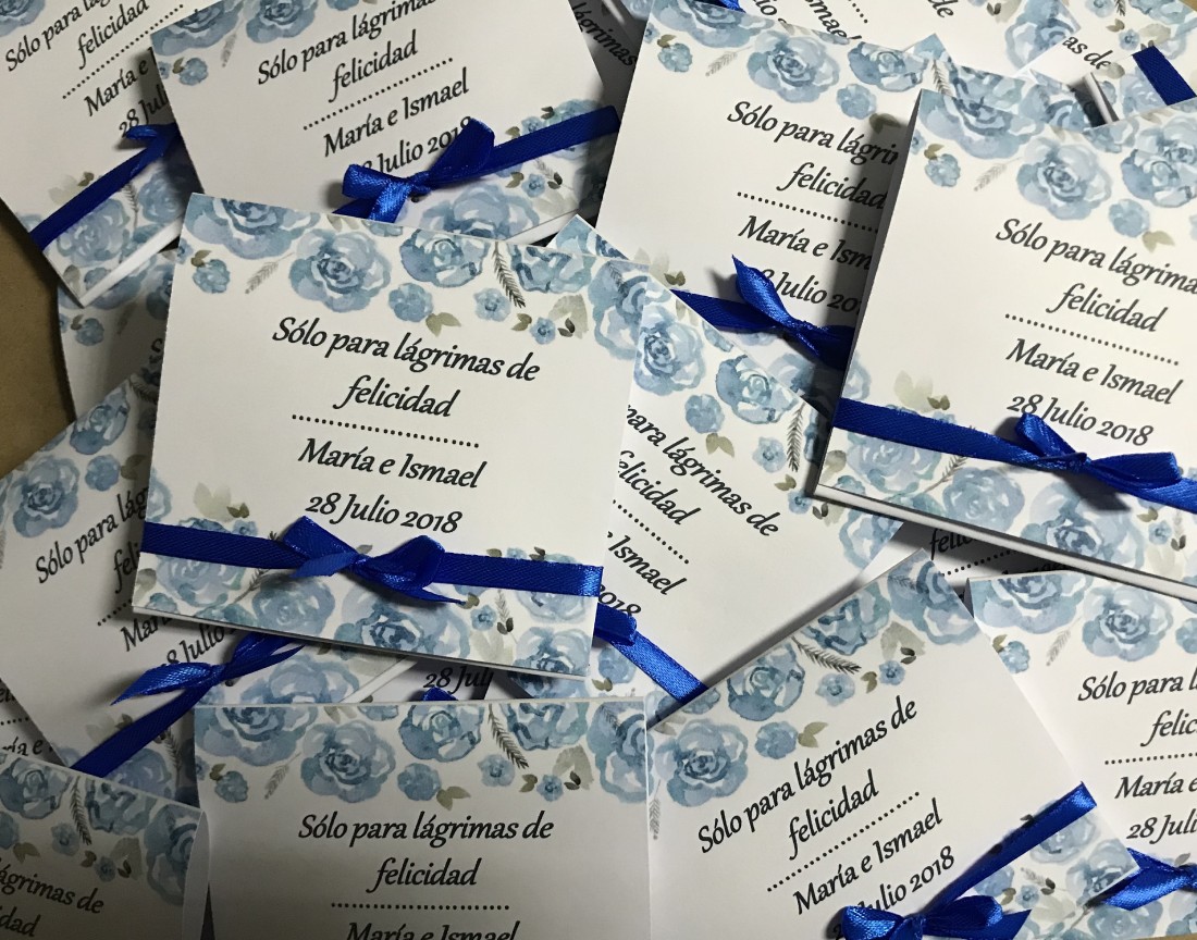 Lágrimas de felicidad rosas acuarela azul