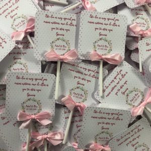 Piruleta de agradecimiento fondo topos rosas con corona de flores