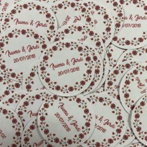 Tarjeta para detalles fondo corona flores rojas pequeñas