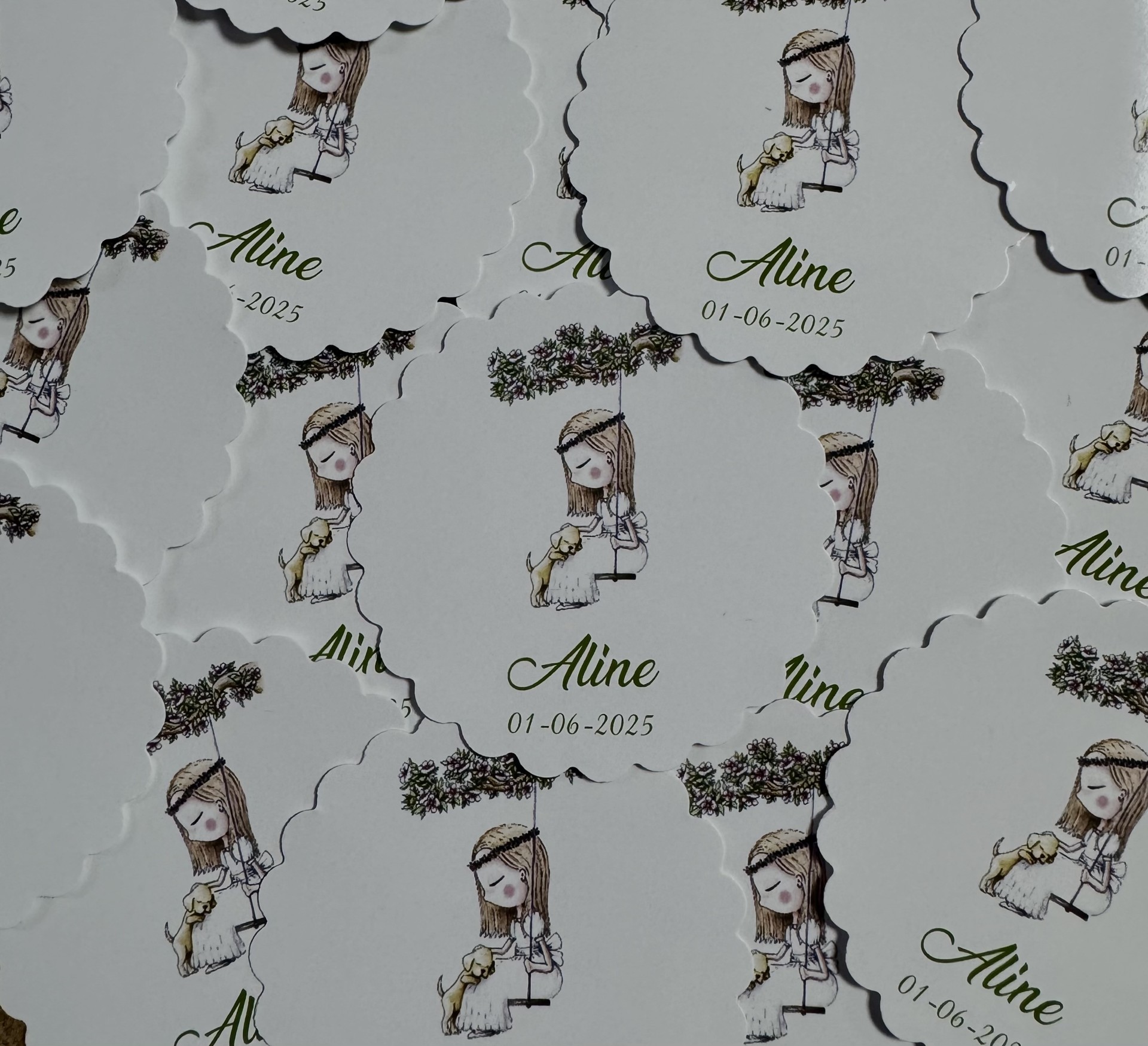 Tarjeta detalles niña columpio con perro