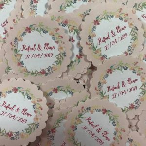 Tarjeta para detalles fondo rosa con corona