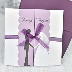 Invitación lila con lazo 39104