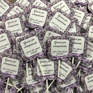 Piruleta de agradecimiento fondo flores moradas