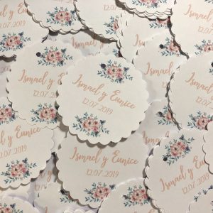 Tarjeta para detalles fondo flores rosas con hojas