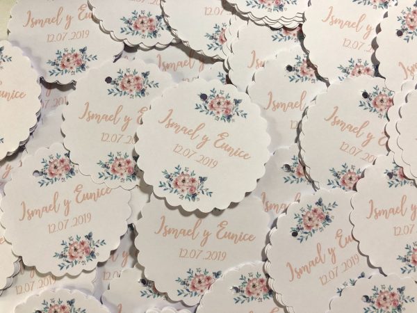 Tarjeta para detalles fondo flores rosas con hojas