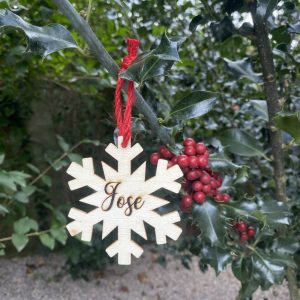 Copo de nieve de madera personalizado con el nombre