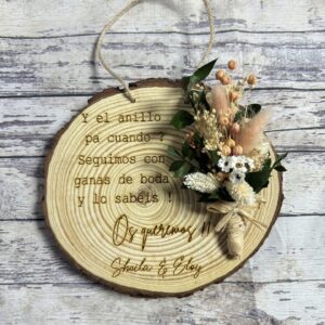 Rodaja de madera con flor