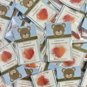 Tarjeta de agradecimiento con bombón fondo oso