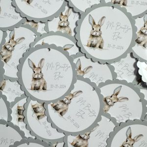 Tarjeta detalles fondo gris con dibujo conejo