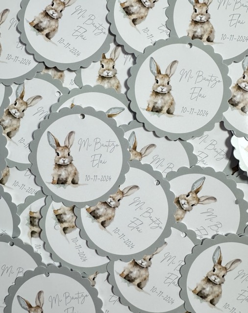 Tarjeta detalles fondo gris con dibujo conejo