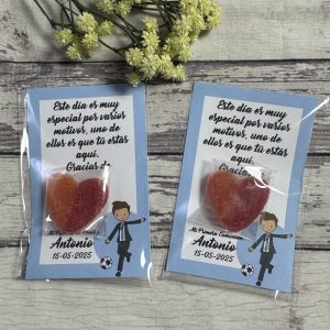 Tarjeta de agradecimiento con gominola niño fútbol azul