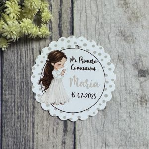 Tarjeta detalles topos beige con niña castaña